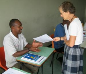 露易丝和一个学生在埃塞俄比亚.